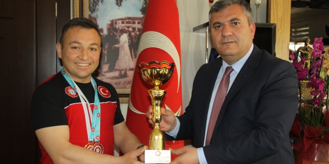 Kupayı Başkana götürdü