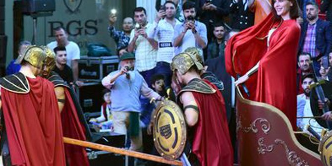 Ayşe Hatun Önal'dan at arabalı gladyatörlü şov
