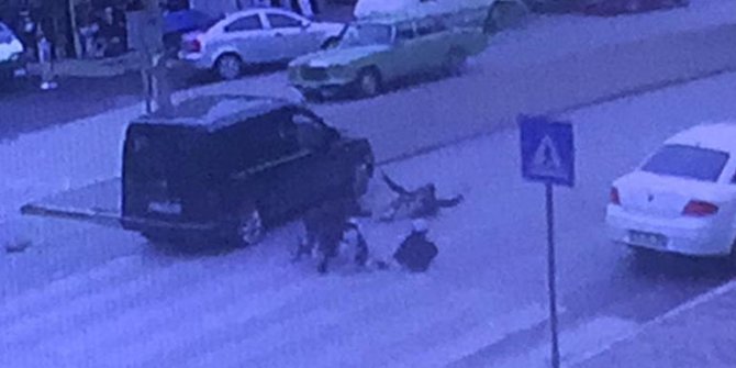 Kaza anı kamerada: Engelli vatandaş ölümden döndü