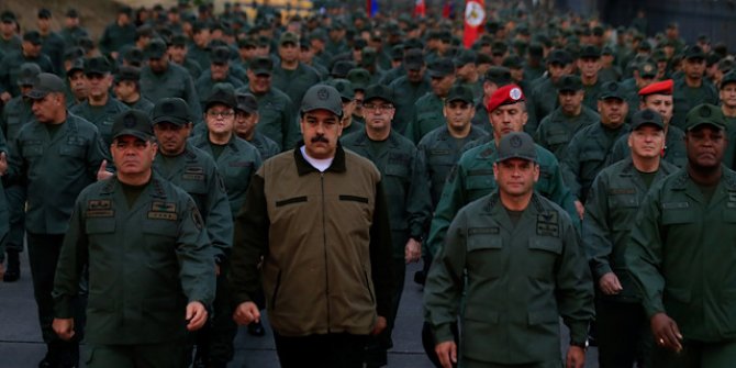 Maduro'dan gövde gösterisi: Askerlerle yürüdü