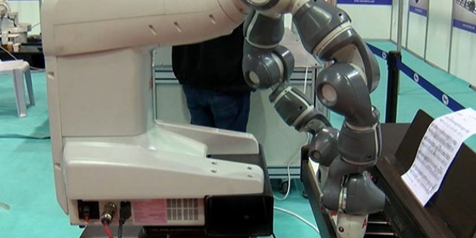 Piyano çalan insansı robot