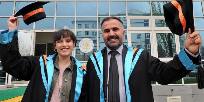Baba 47 kızı 22 yaşında aynı üniversiteden mezun oldu
