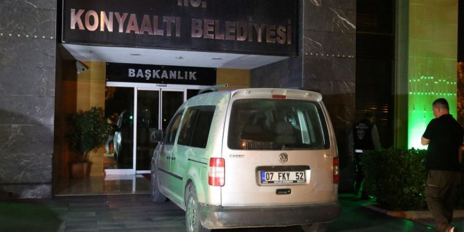 Alkollü sürücü aracıyla belediyeye girmeye çalıştı