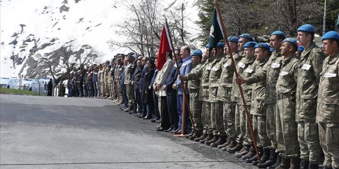 Hakkari'de şehit askerler için tören