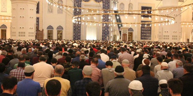 İlk teravih namazında Çamlıca Camii'ne yoğun ilgi