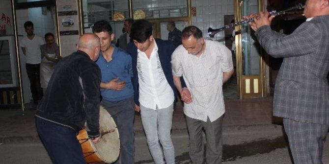 İlk sahurda halay çekip çiftetelli oynadılar