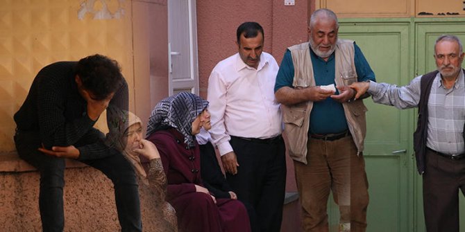 Kumasını bıçaklayarak öldürdü