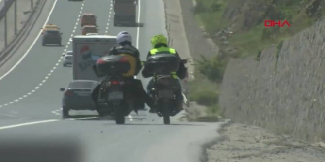 Motosikletlilerin tehlikeli yardımlaşması kamerada