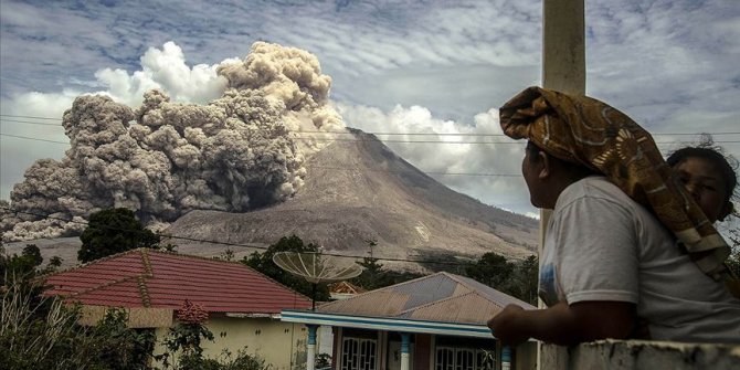 Sinabung Yanardağı yeniden kül püskürtmeye başladı