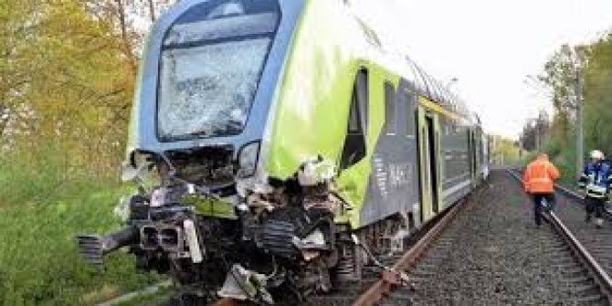 Almanya'da yolcu treni, TIR'la çarpıştı: Çok sayıda yaralı var