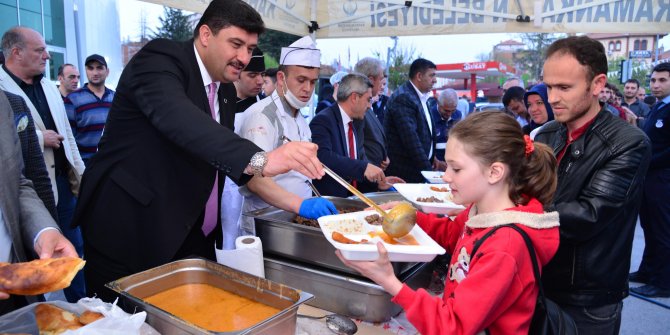 İftarda yemekleri Başkan dağıttı