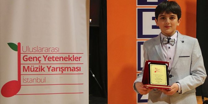 İmam hatipli Yusuf bestelerini piyanoda çalıyor