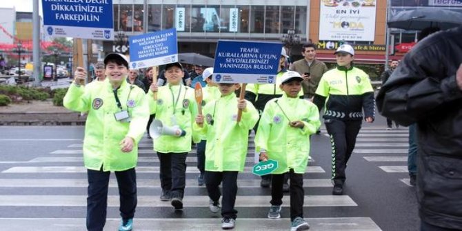 Minik polisler trafiği denetledi