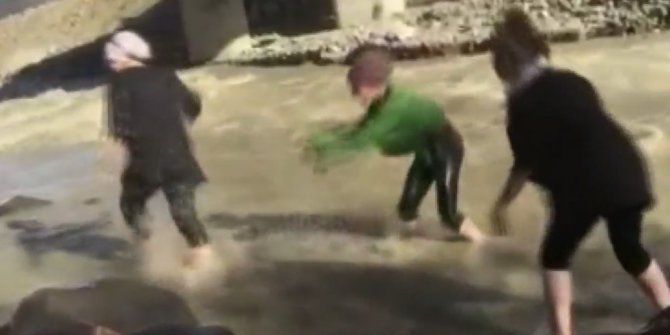 Dere kenarında şakalaşıyorlardı