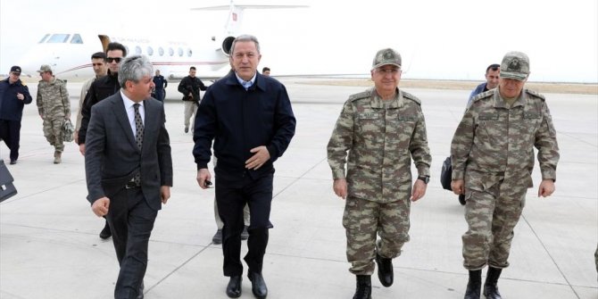 Akar ve komutanlar sınır hattında