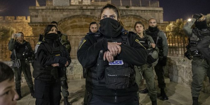 İsrail polisinden Mescid-i Aksa'ya gece baskını