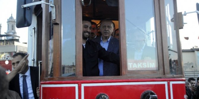 İstiklal'de yürüyüp, tramvaya bindi