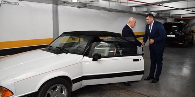 Bahçeli eski model otomobilini hediye etti