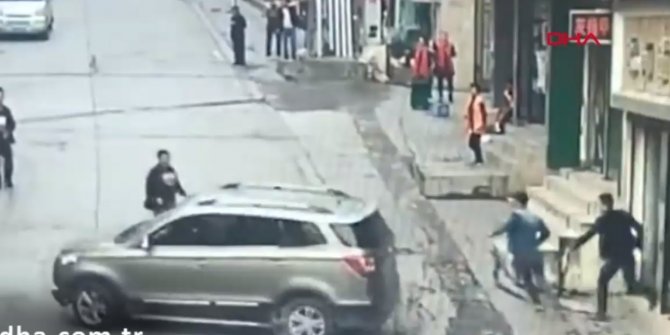 El freni çekilmeyen araç sokağı birbirine kattı