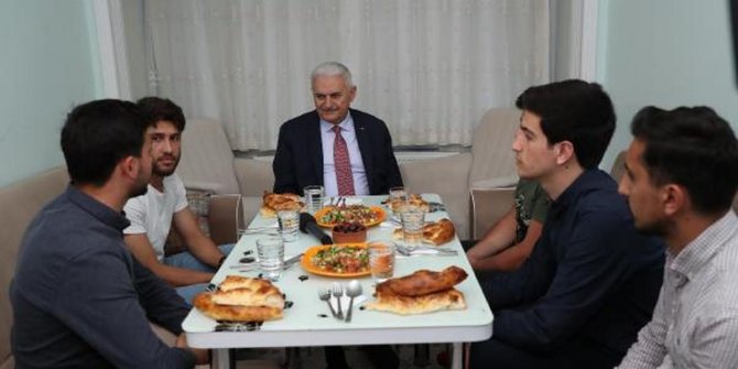Binali Yıldırım öğrencilerle iftar yaptı