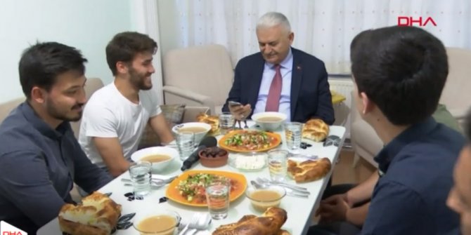Binali Yıldırım öğrencilerle iftar yaptı