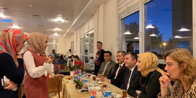 Öğrencilerle iftar yaptı