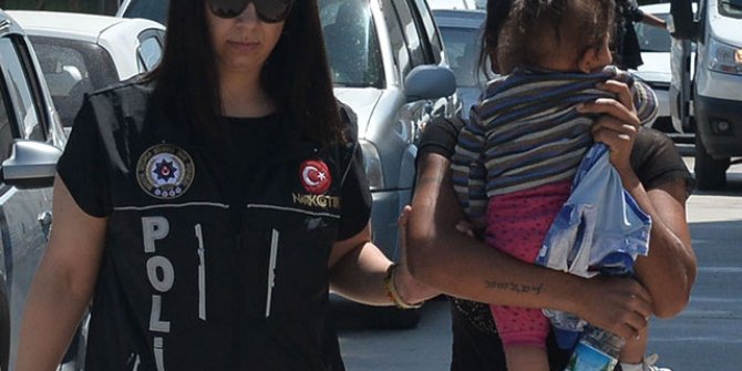 Akılalmaz olay: Yüzünü bebeğiyle gizlemeye çalıştı