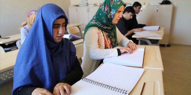 Parmak uçlarıyla mukabele yapıyorlar