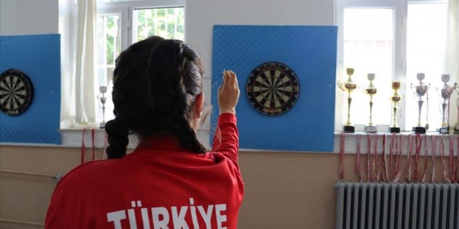 Okul yemekhanesindeki dart tahtasından madalya çıkardı
