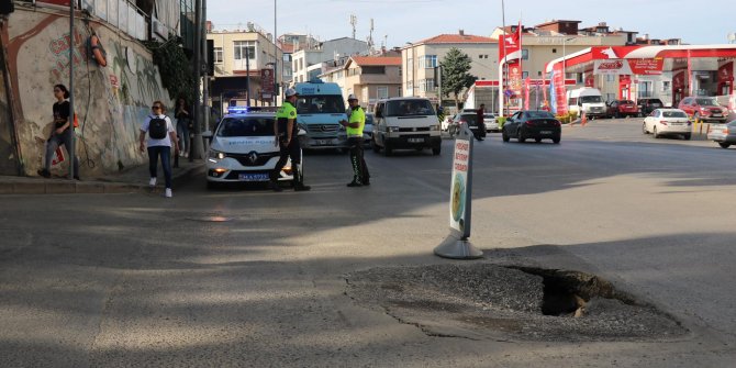 Üsküdar'da yol çöktü