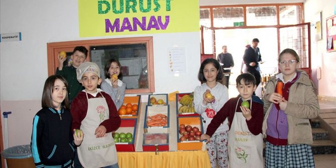 Görevlisi olmayan manavda dürüstlüğü öğreniyorlar