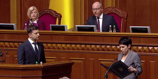 Ukrayna’da Zelenskiy görevine başladı