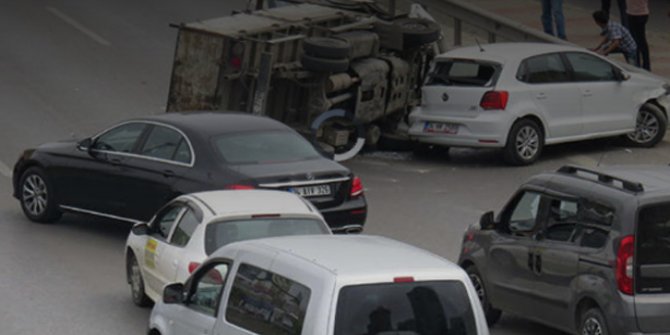 Kadıköy'de trafiği kilitleyen kaza
