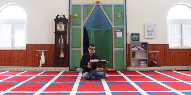 Görme engeli Kur'an-ı Kerim aşkından alıkoymadı