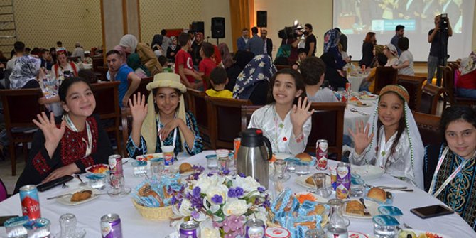15 farklı ülkeden 100 yetim çocukla iftar sevinci