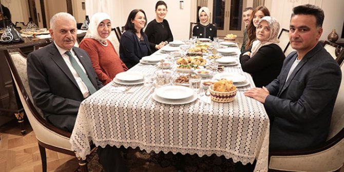 Binali Yıldırım, Yılmaz ailesini iftarda evinde misafir etti