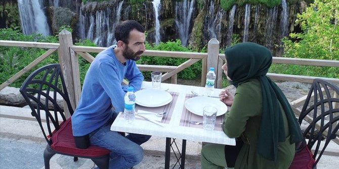 Şelale manzarasında iftar