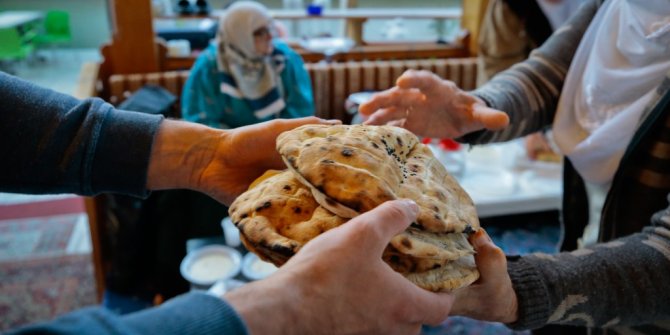 Saraybosna’nın tarihi camisinde “mahalle iftarı”