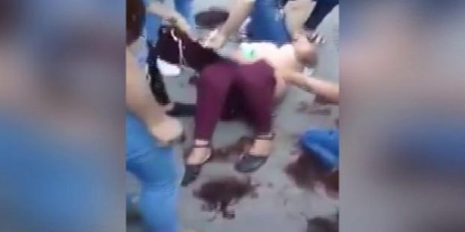 Hırsızlıkla suçladıkları kadınları dövüp, saç ve elbiselerini kestiler