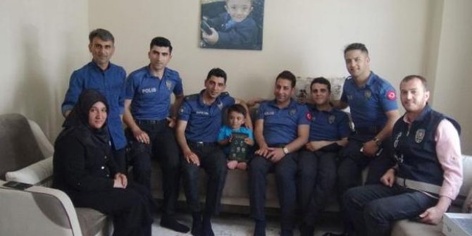 Polisler minik Muhammet'i sevindirdi