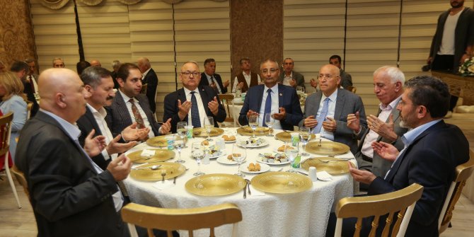 Çalışma arkadaşlarıyla iftar yaptı