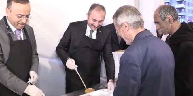 Adalet Bakan Gül, iftar çadırında vatandaşa yemek dağıttı