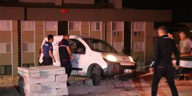 Yok artık dedirten olay: Araç 15 metre yükseklikten asılı kaldı...