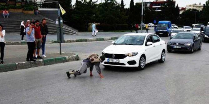 Kaplumbağa kostümü ile araçların önüne atlayıp...