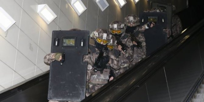 Özel harekat polisinden metroda nefes kesen tatbikat