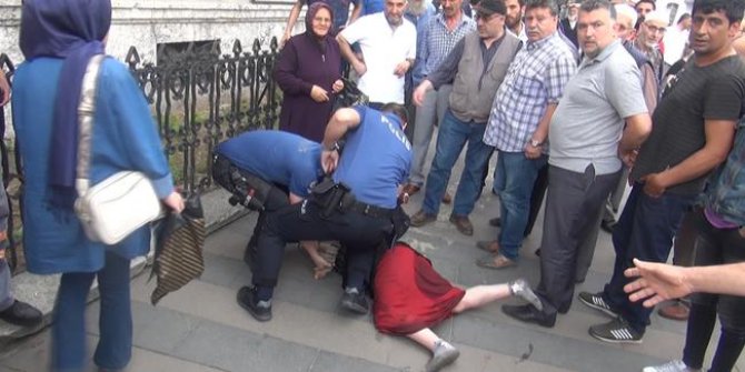 Polis memurunun silahını almaya çalışınca...