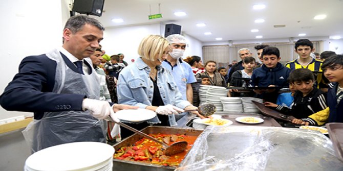 Başkan Şimşek iftar yemeğini kendi dağıttı