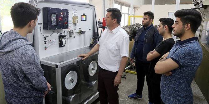 Meslek liselilerin ürettiği makine yemek artıklarını gübreye dönüştürüyor