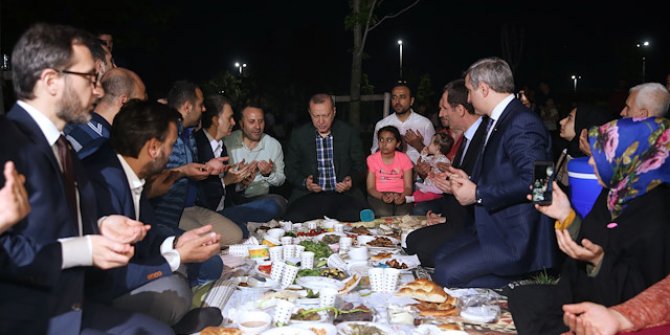 Cumhurbaşkanı Erdoğan Sahilde İftar yaptı
