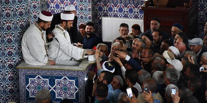Peygamber sevgisi camilere sığmadı